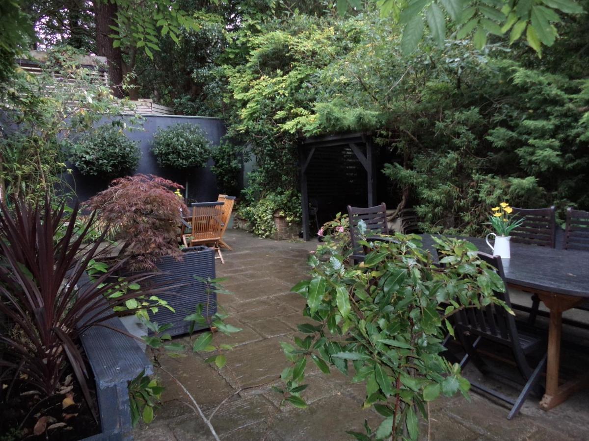 Coach House Villa Woking Exterior foto